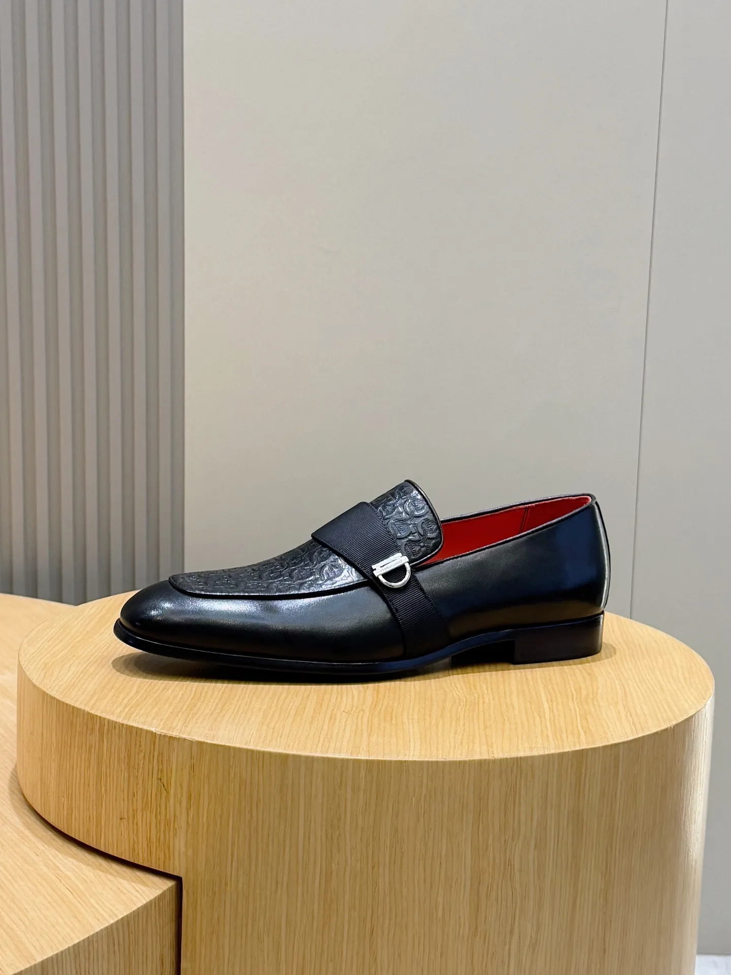 [Ferragam] Top P: 960💰 Size: 39-44 (38. 45.46 can be customized) Ferragamo Gancini buckle moccasins. These men's loafers are exquisite and gorgeous, with shiny patent leather uppers that highlight urban style. The almond-shaped toe adds a stylish touch, with three-dimensional stitching around the upper and contrasting tubular piping for a unique silhouette. The shoes are exquisitely crafted, with grosgrain ribbons and metallic Gancio buckles adding a classic touch, complementing the contrasting red accents. Finished with a slim leather sole. Imported cowhide upper + cowhide lining + genuine leather outsole.
